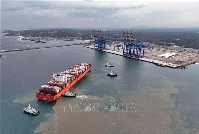 Tàu chở hàng hóa cập cảng Vizhinjam ở Thiruvananthapuram, Ấn Độ. Ảnh: ANI/TTXVN