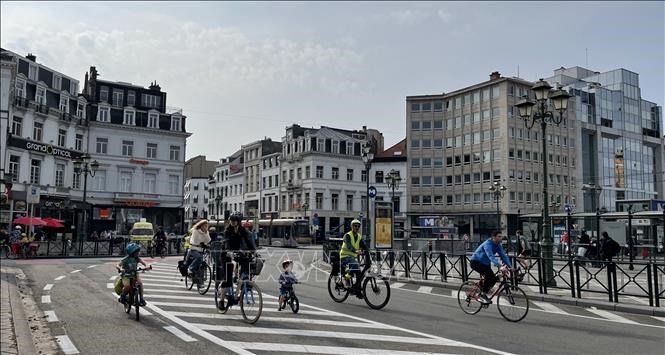 Người dân đi xe đạp tại trục đường trung tâm thủ đô Brussels.