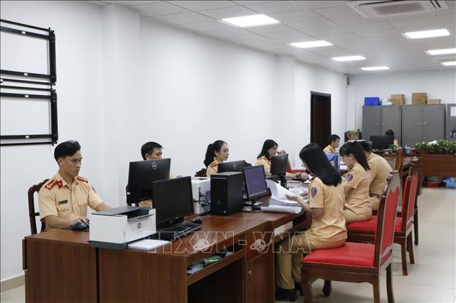 Phòng Cảnh sát giao thông TP Hồ Chí Minh (khu vực Bình Dương) tăng ca, làm cuối tuần để kịp tiến độ cấp giấy phép lái xe. Ảnh: Huyền Trang/TTXVN