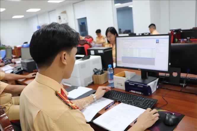 Phòng Cảnh sát giao thông Thành phố Hồ Chí Minh (khu vực Bình Dương) tăng ca, làm cuối tuần để kịp tiến độ cấp giấy phép lái xe. Ảnh: Huyền Trang/TTXVN
