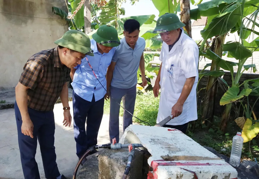 Lãnh đạo CDC Hà Tĩnh kiểm tra công tác phòng chống dịch sốt xuất huyết tại phường Sông Trí