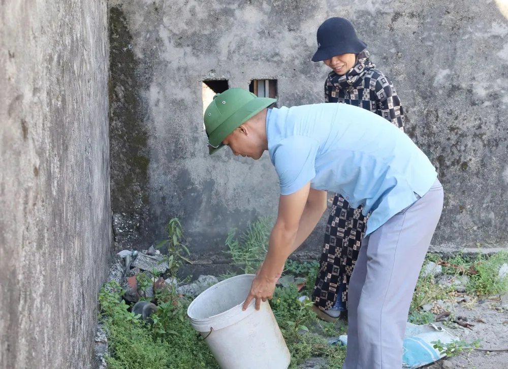 Kiểm tra, giám sát bọ gậy trưởng thành gây bệnh sốt xuất huyết tại thôn Hải Thanh