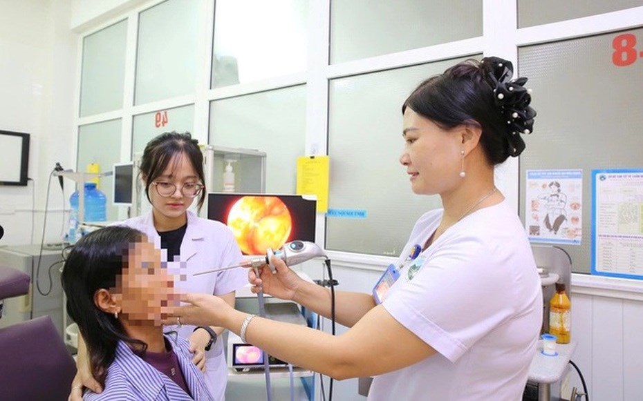 Phát hiện ổ giòi trong hốc mũi của nữ bệnh nhân - ảnh 1