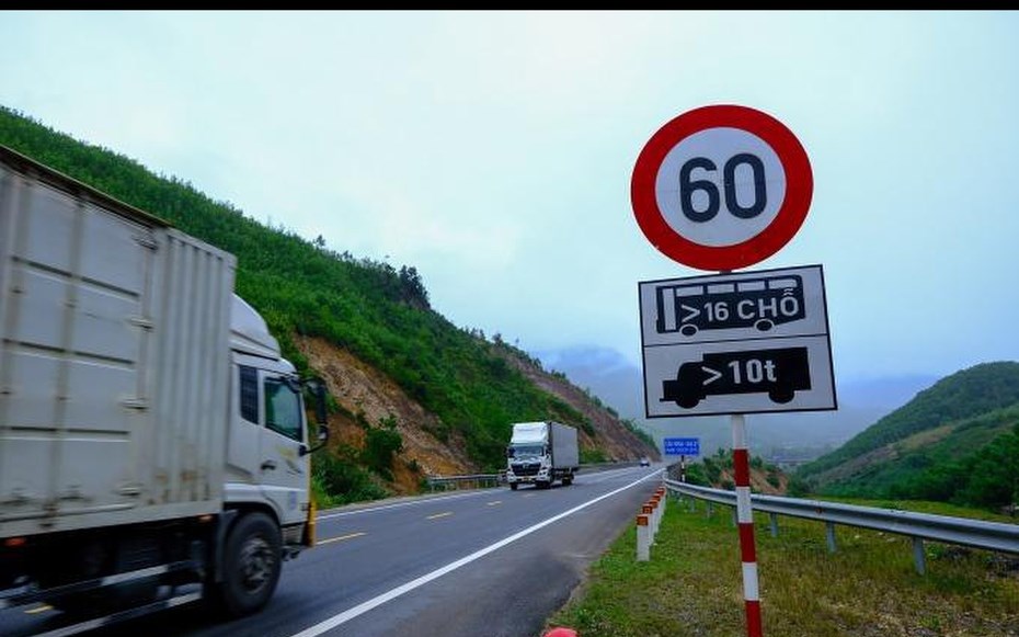 Cục CSGT đang nghiên cứu, đề xuất sơn “tốc độ tối đa cho phép” lên mặt đường - ảnh 1