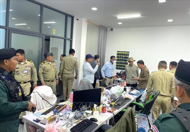 Trong cao điểm chiến dịch, chính quyền Đô thành Phnom Penh phối hợp cùng các cơ quan hữu quan triệt phá nhiều địa điểm được sử dụng làm trung tâm lừa đảo trực tuyến tại các quận trung tâm thủ đô Phnom Penh, bắt giữ hàng trăm nghi phạm, tịch thu nhiều vật chứng. Ảnh: AKP/TTXVN phát