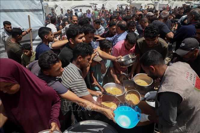 Người tị nạn chờ được phát thực phẩm cứu trợ tại Gaza. Ảnh: THX/TTXVN