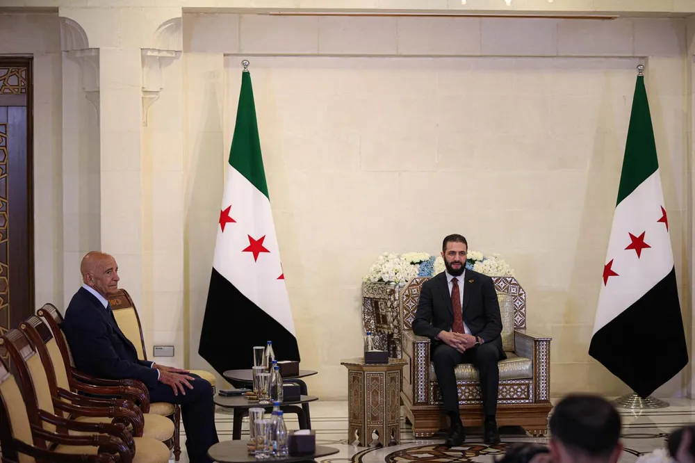 Tổng thống Syria Ahmed al-Sharaa (phải) và Đại sứ Mỹ tại Thổ Nhĩ Kỳ Tom Barrack trong một cuộc gặp tại Damascus, Syria ngày 9.7. Ảnh: AA