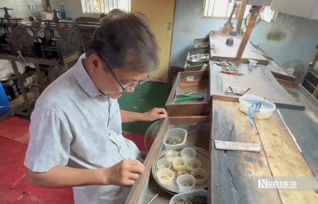 Ông Trần Văn Bên, người có gần 40 năm kinh nghiệm gắn bó với nghề kim hoàn tại làng Bình Yên.