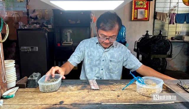 Dù khó khăn nhưng ông Trần Văn Bên vẫn kiên trì bám trụ với nghề.