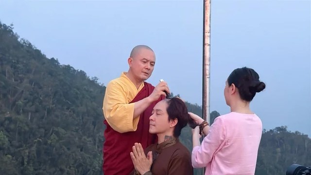 Tuấn Hưng cạo đầu trên đỉnh núi Yên Tử. Ảnh: FBNV.