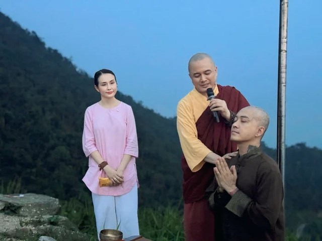 Tuấn Hưng có vợ ở bên cạnh khi quyết định xuống tóc để cầu sức khoẻ cho mẹ. Ảnh: FBNV.