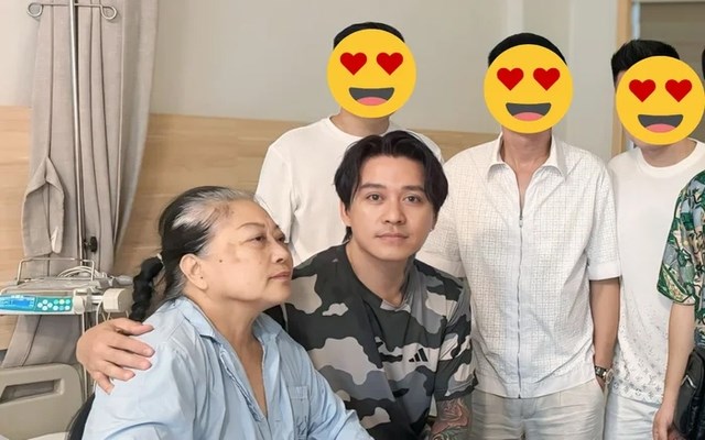 Tuấn Hưng chụp ảnh cùng mẹ tại bệnh viện. Ảnh: FBNV.