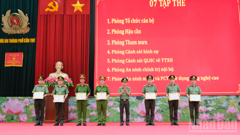 Giám đốc Công an thành phố Cần Thơ trao khen thưởng các tập thể, cá nhân có thành tích xuất sắc trong công tác.