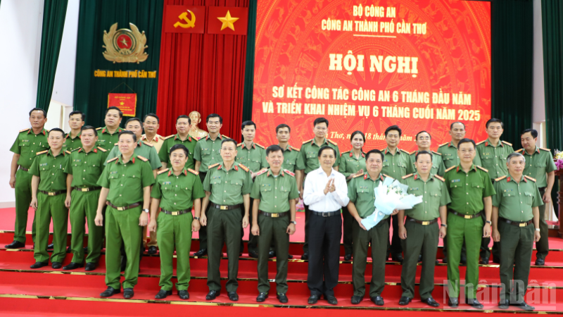 Ông Trần Văn Lâu, Chủ tịch Ủy ban nhân dân thành phố Cần Thơ, tặng hoa chúc mừng Ban chấp hành Đảng bộ Công an thành phố Cần Thơ.