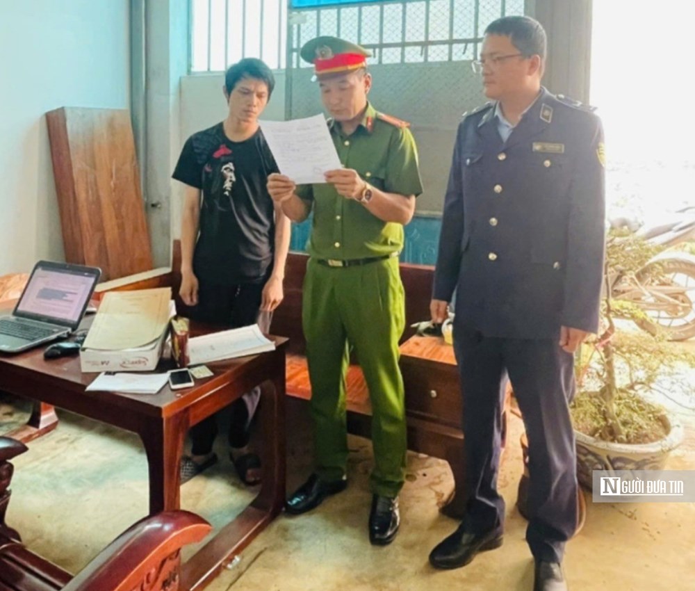 Lực lượng chức năng phát hiện ông Phan Duy Trung đang đóng gói cà phê bột thành phẩm