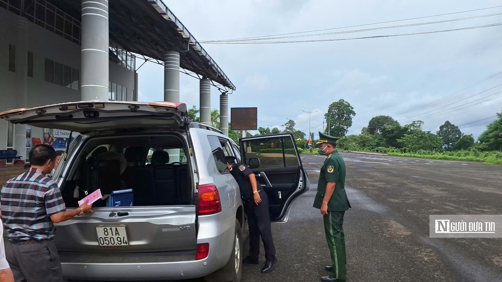 Lực lượng biên phòng, hải quan cửa khẩu quốc tế Lệ Thanh tăng cường công tác kiểm tra người và phương tiện qua lại cửa khẩu.
