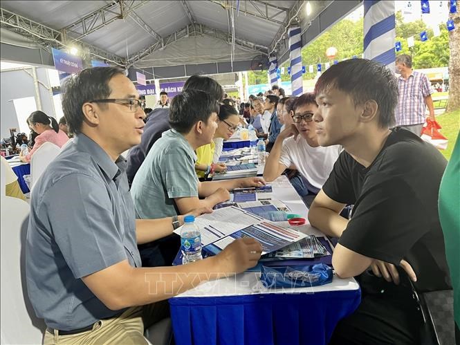 Thí sinh tìm hiểu thông tin tuyển sinh tại gian hàng của các trường.