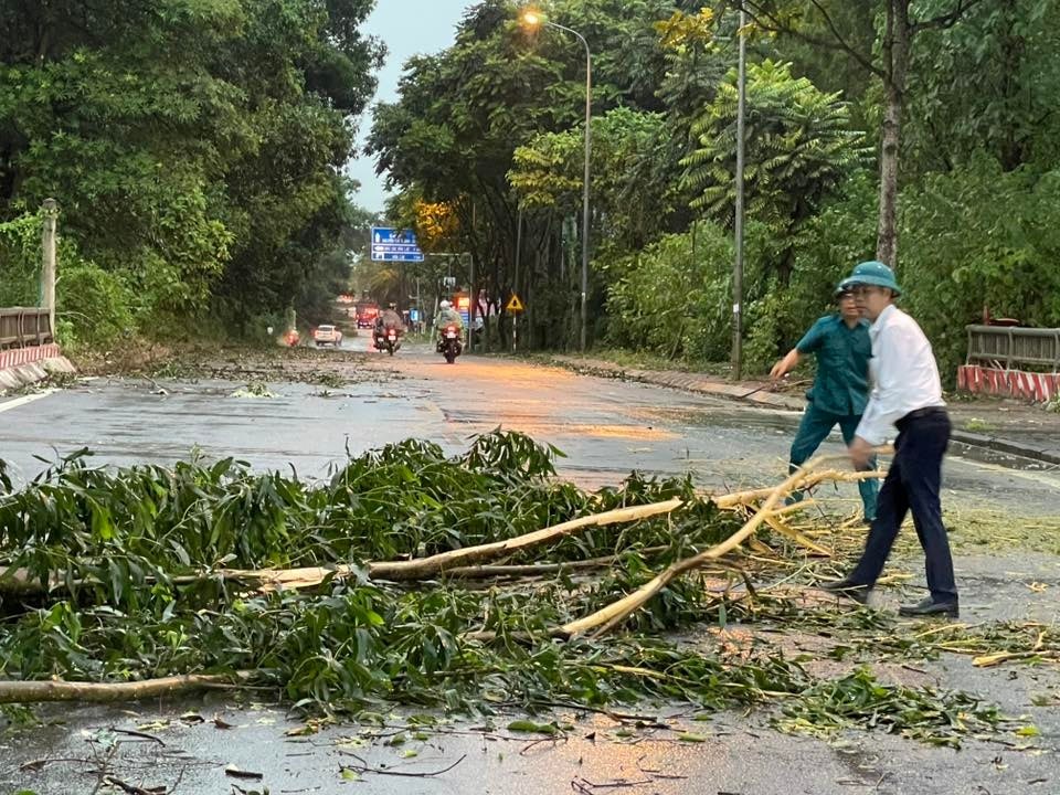 Xã Hòa Lạc kích hoạt toàn bộ lực lượng, sẵn sàng sơ tán dân khi cần thiết - ảnh 1