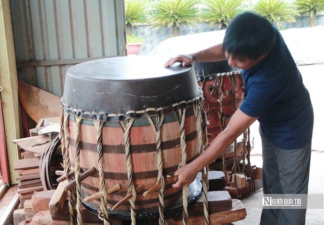 Để tạo ra sản phẩm chất lượng, căng da mặt trống được các nghệ nhân chú trọng và xem là công đoạn khá công phu.
