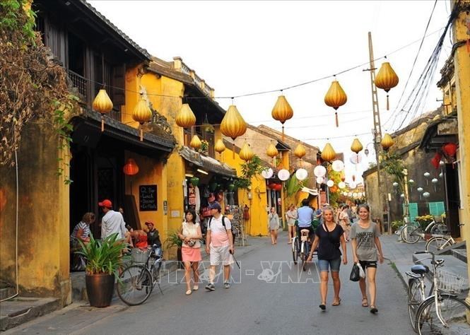 Khách du lịch trong và ngoài nước tham quan phố cổ Hội An. Ảnh: TTXVN
