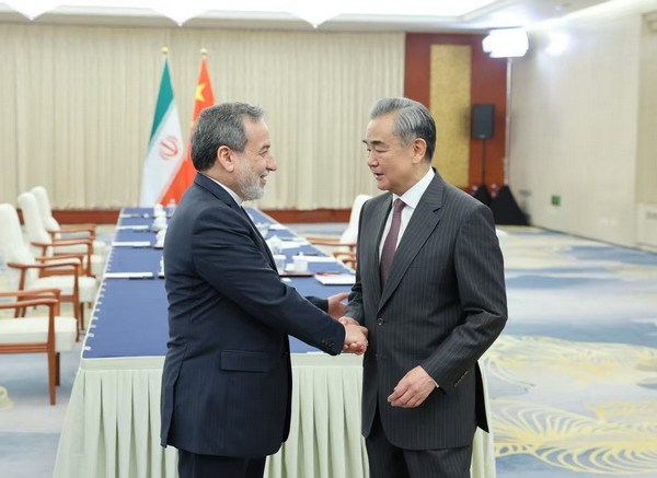 Trước sức ép quân sự và trừng phạt từ phương Tây, Iran đang chuyển hướng sang Trung Quốc, không chỉ hợp tác quân sự mà còn kỳ vọng vai trò lớn hơn của Bắc Kinh trong đàm phán hạt nhân. Trong ảnh: Ngoại trưởng Trung Quốc Vương Nghị, phải, gặp Ngoại trưởng Iran Seyed Abbas Araghchi tại Thiên Tân ngày 16.7.2025. Ảnh: Bộ Ngoại giao Trung Quốc