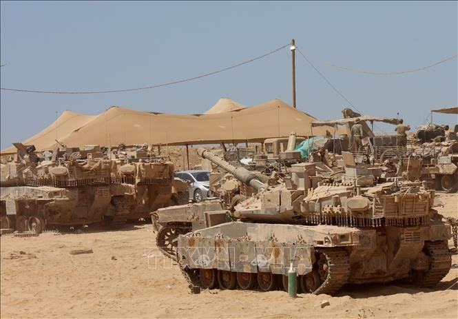 Xe quân sự Israel được triển khai gần biên giới với Dải Gaza. Ảnh: THX/TTXVN