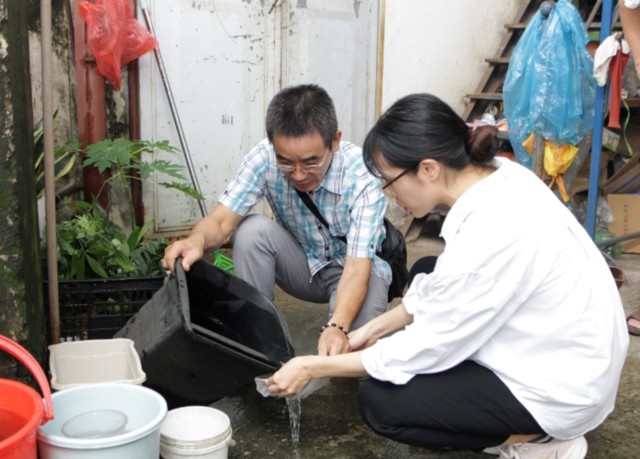 Cơ quan chức năng hướng dẫn người dân phòng chống dịch sốt xuất huyết.