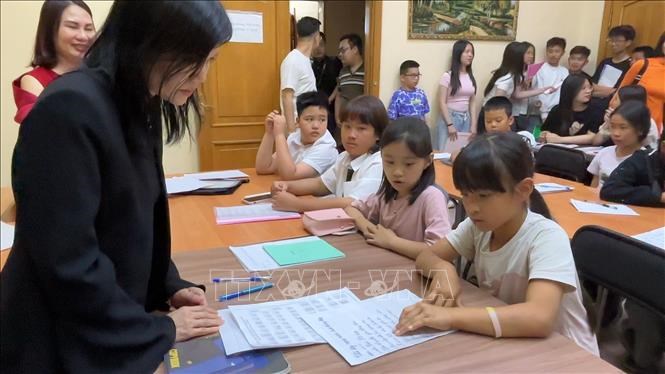 Tổng lãnh sự Việt Nam tại Eketerenburg Nguyễn Mai Hường thăm lớp học tiếng Việt<br />tại Upha.