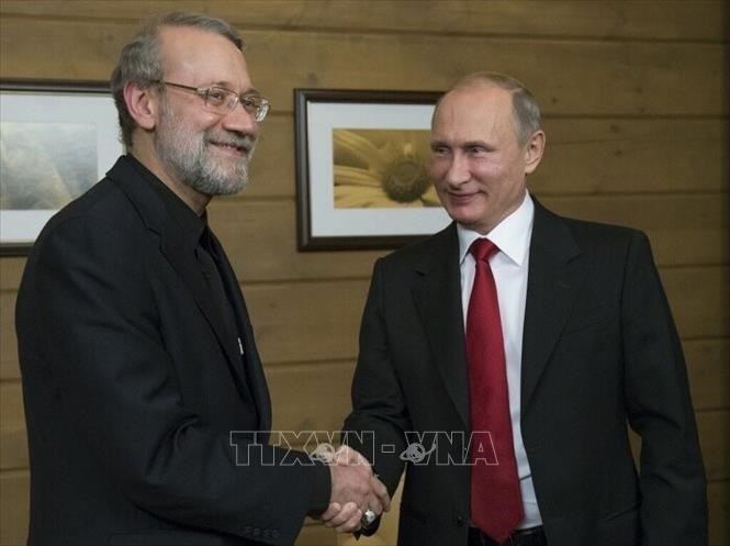 Tổng thống Nga Vladimir Putin (phải) và ông Ali Larijani, cố vấn cấp cao của<br />Lãnh tụ tinh thần tối cao Iran, tại cuộc gặp ở Moskva. Ảnh: IRNA/TTXVN