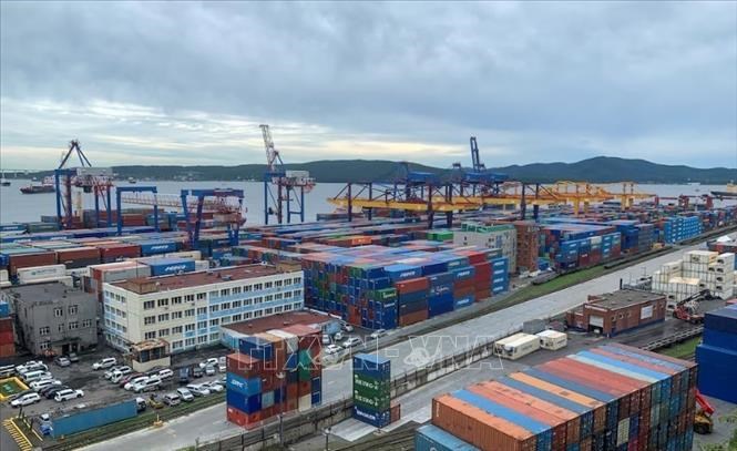 Càng hàng hóa ở Vladivostok, Nga. Ảnh: REUTERS/TTXVN