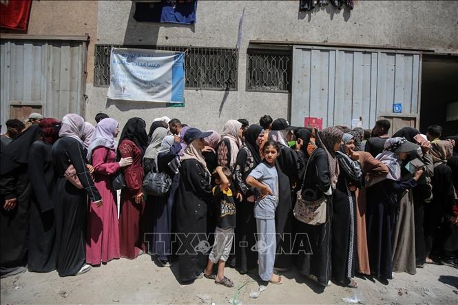 Người dân Palestine chờ được phát thực phẩm cứu trợ tại Gaza, ngày 16.7. Ảnh minh họa: THX/TTXVN
