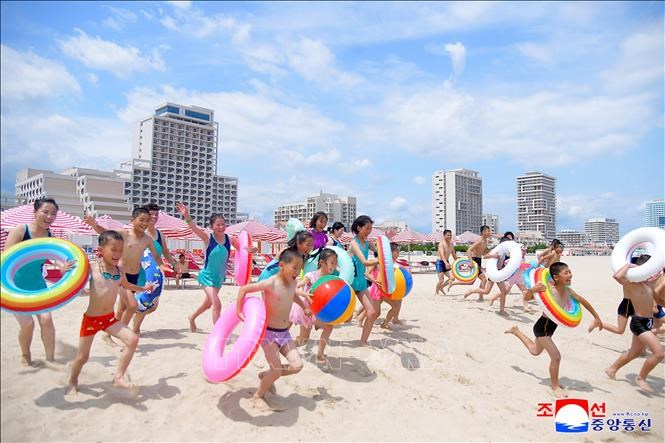 Khách du lịch tại khu nghỉ dưỡng Wonsan Kalma, Triều Tiên. Ảnh: Yonhap/TTXVN