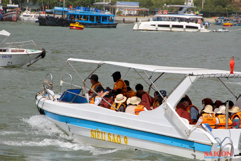 Du khách ngồi ca nô tham quan vịnh Nha Trang. Ảnh: HIẾU GIANG