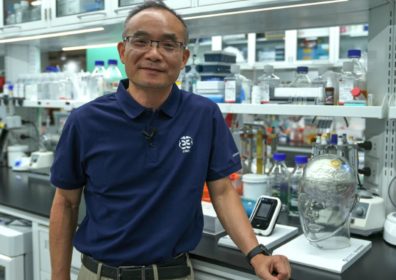 Nhà khoa học Luo Minmin tại phòng thí nghiệm của Viện nghiên cứu não bộ Trung Quốc, ở Bắc Kinh, Trung Quốc vào ngày 28/5/2025. Ảnh: CNN