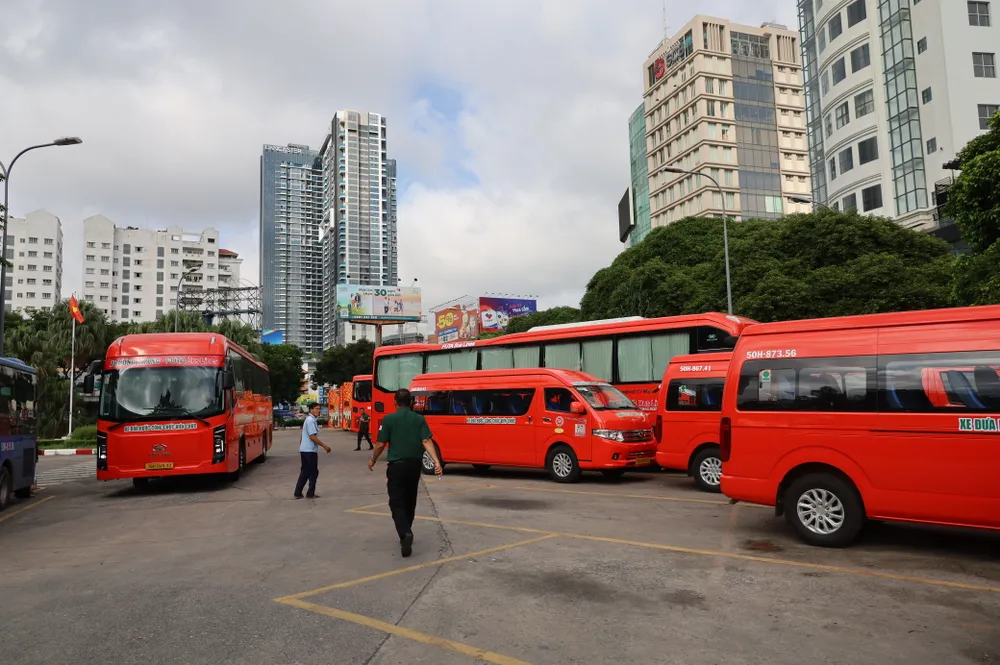 Xe đưa rước cán bộ từ Bình Dương, Bà Rịa - Vũng Tàu (cũ) về trung tâm TPHCM làm việc. Ảnh: QUỐC HÙNG
