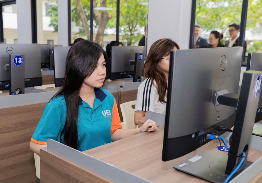 UEH dự báo điểm chuẩn 2025 sẽ có xu hướng dao động tăng, giảm trong phạm vi 1,0 điểm tùy chương trình đào tạo.