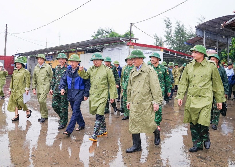 Phó Thủ tướng Chính phủ Trần Hồng Hà trực tiếp kiểm tra công tác phòng chống bão số 3 (Wipha) tại Hải Phòng. (Ảnh: Hoàng Ngọc/TTXVN
