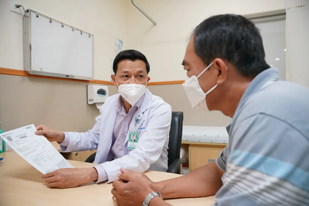 Bác sĩ Bệnh viện Đại học Y Dược TPHCM thăm khám cho người bệnh