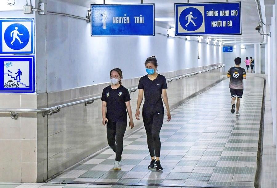 Người dân di chuyển trong hầm đi bộ Ngã Tư Sở. Ảnh: Đỗ Tâm