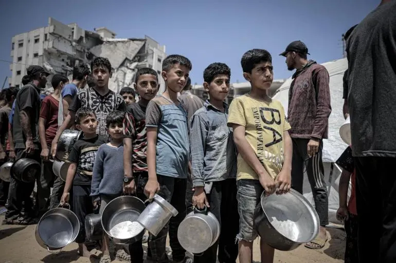 Thiếu niên Palestine chờ nhận lương thực tại Dải Gaza. Ảnh: ANADOLU