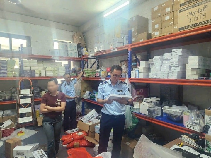 Lực lượng chức năng Hà Nội tạm giữ số lượng lớn đồ gia dụng không rõ nguồn gốc tại phường Hoàng Mai. Ảnh: Lưu Quyên