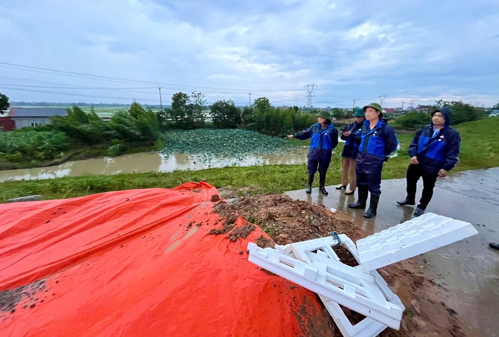 Bí thư Đảng uỷ, Chủ tịch HĐND xã Đa Phúc kiểm tra sự cố mặt đê hữu Cầu. Ảnh: Hữu Thông
