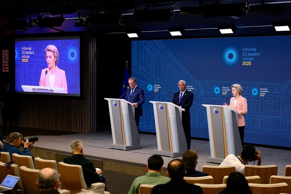 Chủ tịch Ủy ban châu Âu (EC), bà Ursula von der Leyen (phải) cùng Chủ tịch Hội đồng châu Âu Antonio Costa (giữa) - trong cuộc họp báo tại Hội nghị thượng đỉnh không chính thức của EU ở Brussels, Bỉ ngày 3.2.2025. Ảnh: Getty Images/TTXVN
