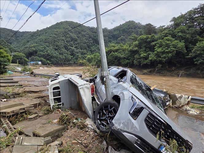 Phương tiện bị phá hủy sau những trận mưa lớn tại Gapyeong, Hàn Quốc, ngày 20.7.2025. Ảnh: Yonhap/TTXVN