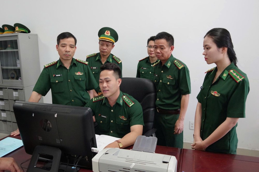 Đại tá Phùng Đức Hưng, Phó Cục trưởng Cục Cửa khẩu BĐBP kiểm tra quy trình thực\nh hiện thủ tục Biên phòng điện tử tại Đội thủ tục, Biên phòng cửa khẩu cảng Bà Rịa\n- Vũng Tàu, Ban Chỉ huy BĐBP thành phố Hồ Chí Minh. Ảnh: Quang Anh