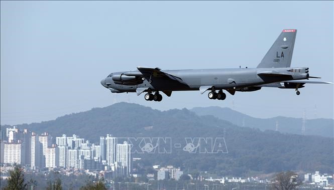 Máy bay ném bom chiến lược B-52 của Mỹ hạ cánh xuống căn cứ không quân ở Cheongju, Hàn Quốc ngày 17.10.2023. Ảnh: Yonhap/TTXVN