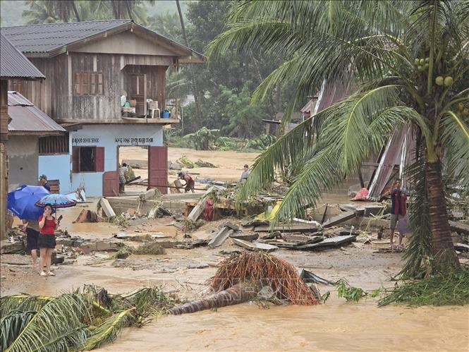 Nước lũ tràn vào nhiều ngôi nhà dân tại tỉnh Luang Prabang, Lào. Ảnh: TTXVN phát