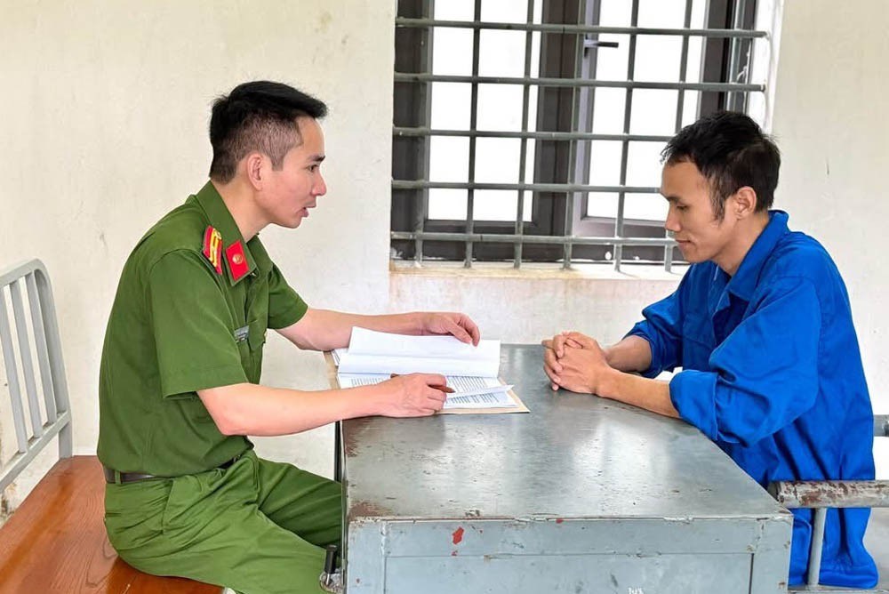 Đối tượng Trần Ngọc Bình tại cơ quan điều tra.