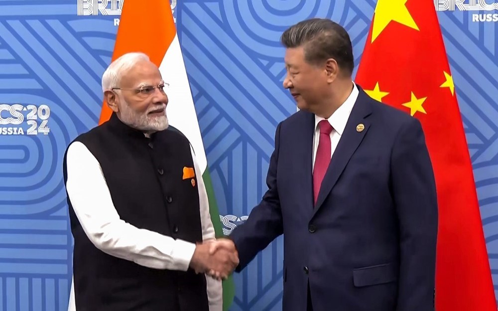 Thủ tướng Ấn Độ Narendra Modi (trái) và Chủ tịch Trung Quốc Tập Cận Bình tại cuộc gặp bên lề Hội nghị cấp cao BRICS ở Kazan, Nga, ngày 23.10.2024. Ảnh: ANI/TTXVN