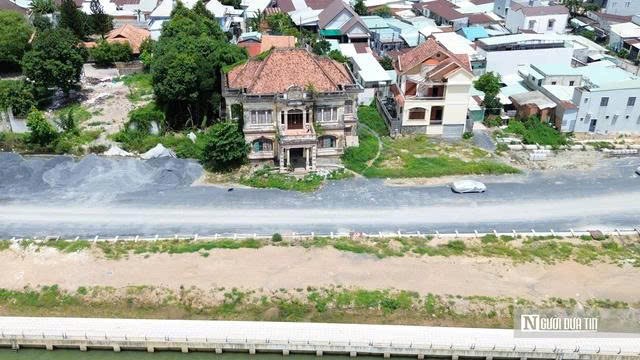 Điểm nghẽn khiến tiến độ đoạn đầu dự án đường ven Sông Cái bị kéo dài là do tuyến đường đi qua khu vực biệt thự cổ Đốc phủ Võ Hà Thanh (còn gọi là nhà lầu ông Phủ).